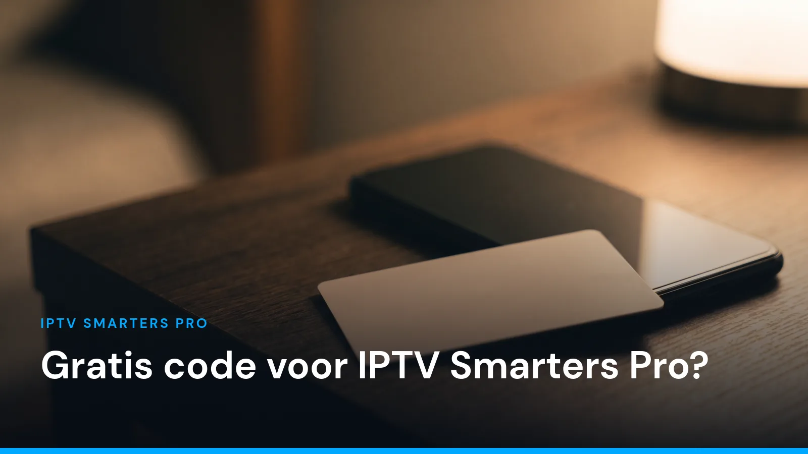 Coverafbeelding van het artikel over de gratis code voor IPTV Smarters Pro, met de titel over een foto van een blanco betaalpas naast een telefoon op een donkere tafel