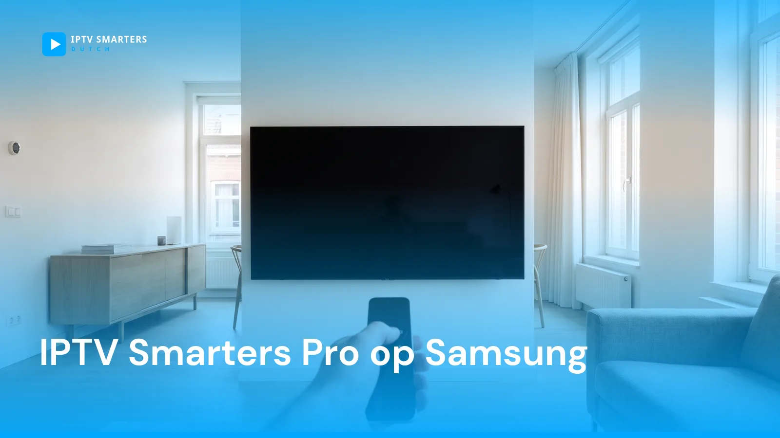 Televisie aan de wand met een hand die een afstandsbediening vasthoudt, met het logo van IPTV Smarters Dutch en de titel IPTV Smarters Pro op Samsung